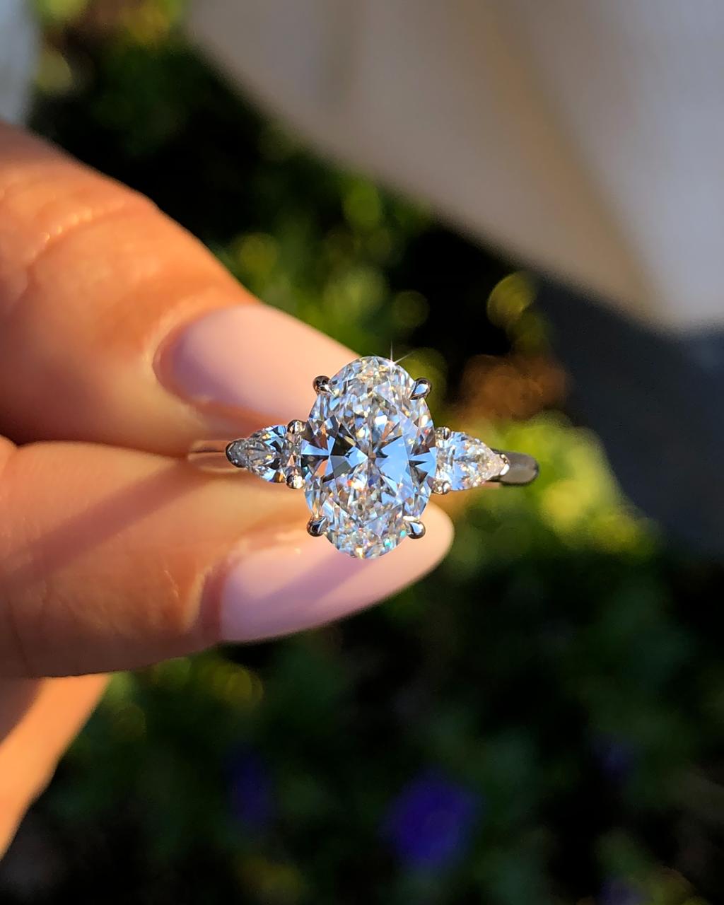The Epitome of Elegance: The Oval Diamond with Pear Side Stones The Epitome of Elegance: The Oval Diamond with Pear Side Stones